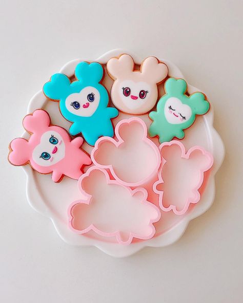 Twice Lovely, Cake Decorator, Icing Cookies, Cake Shop, Cookie Cake, Cake Decorating, Sugar Cookie, Instagram Profile, Cake