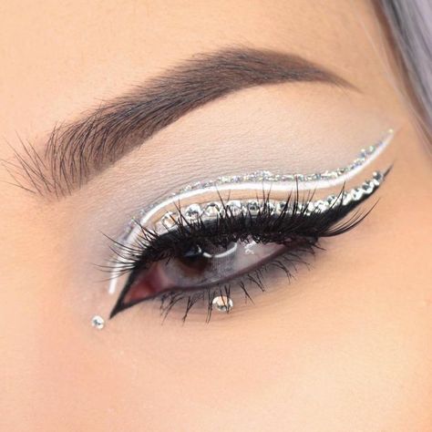 Eyeshadow Looks Sparkle, White Eyeshadow Looks, Egyptian Eye Makeup, White Eye Makeup, Competition Makeup, White Quince, Eyeliner Designs, Polar Lights, Silver Makeup