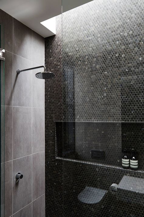 Black Shower Design with Built-in Niche
If you’re looking to add a touch of sophistication and drama to your bathroom, a contemporary walk-in shower with black marble penny rounds might be just what you need! Penny Tile On Wall Bathroom, Bathroom Flor, Black Penny Tile Bathroom, White Penny Tile Bathroom, Penny Tile Shower Floor, Black Penny Tile, Penny Tile Bathroom, Blue Penny Tile, Penny Tile Backsplash