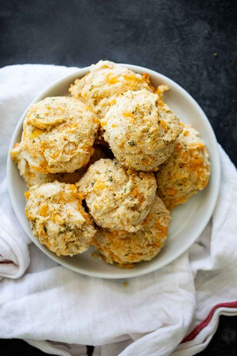 Homemade Buttermilk Biscuits Recipe - Taste and Tell Red Lobster Cheddar Biscuits, Copycat Red Lobster, Dinner Biscuit, Cheddar Cauliflower, Lobster Biscuits, Cheddar Scones, Cheddar Bread, Sour Cream Biscuits, Drop Biscuits Recipe