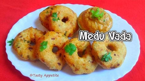 medu vada Medu Vada Recipe, Medu Vada, South Indian Snacks, Vada Recipe, Green Tea Detox, Indian Breakfast, Tea Time Snacks, Navratri Special, Evening Snacks