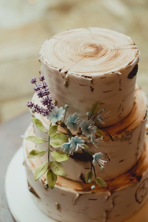 Wedding Cake Tree Bark, Cake Decorating Rustic, Birch Wood Wedding Cake, Aspen Wedding Cake, Birch Cake, Wood Wedding Cake, Woodsy Wedding Cake, Birch Wedding Cakes, Mountain Wedding Cake