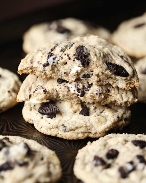 These Oreo Pudding Cookies are a family favorite! They're crispy at the edge, but adding pudding mix into the batter keeps them heavenly soft & chewy in the center! #oreo #pudding #cookies #oreocookies #puddingcookies #oreocookiesrecipe #oreodessertrecipe #bestcookiesrecipe Oreo Pudding Cookies, Oreo Cookie Dessert, Pudding Cookies Recipes, Oreo Cheesecake Cookies, Oreo Cookie Recipes, Oreo Dessert Recipes, Oreo Pudding, Cookie Recipes Chewy, Parfait Desserts