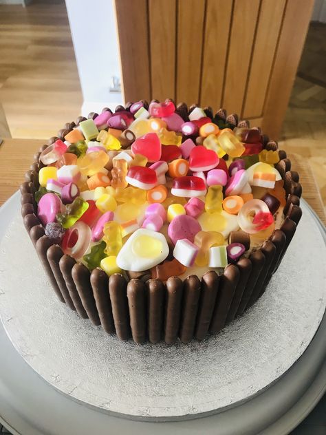 Alternative Birthday Cake Ideas, Lolly Birthday Cake, Smartie Cake Ideas, Birthday Cake Smarties, Colorful Candy Cake, Cake Lollies, Birthday Cake With Skittles, Cake With Smarties Inside, Chocolate Fingers