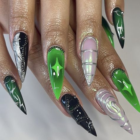 Mars Attacks Nails, Alien Halloween Nails, Alien Superstar Nails, Sci Fi Nails, Green Spooky Nails, Halloween Nails Green, Alien Nails Design, Witchy Halloween Nails, Ufo Nails