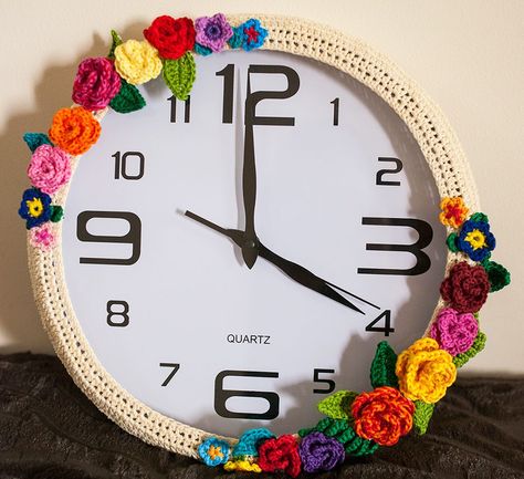 Springtime Clock cozy Diy Clocks, Crochet Wall Art, Fillet Crochet, Crochet Decoration, Crochet World, Creative Things, Diy Clock, Crochet Home, Crochet Crafts