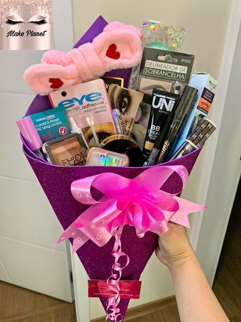 Makeup Bouquet Gift Diy, Make Up Bouquet Gift, Stationary Gift Ideas, Makeup Gifts Basket, Makeup Bouquet, Diy Gifts To Sell, 17th Birthday Gifts, Small Business Packaging Ideas, Diy Birthday Gifts For Friends