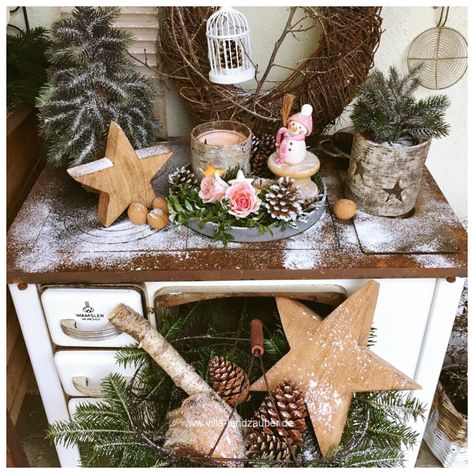 Gartenzauber im Advent - Villa Landzauber Alter Herd, Christmas Vintage, Country Gardening, Advent, Villa, Christmas Decorations, Table Decorations, Holiday Decor, Instagram Posts