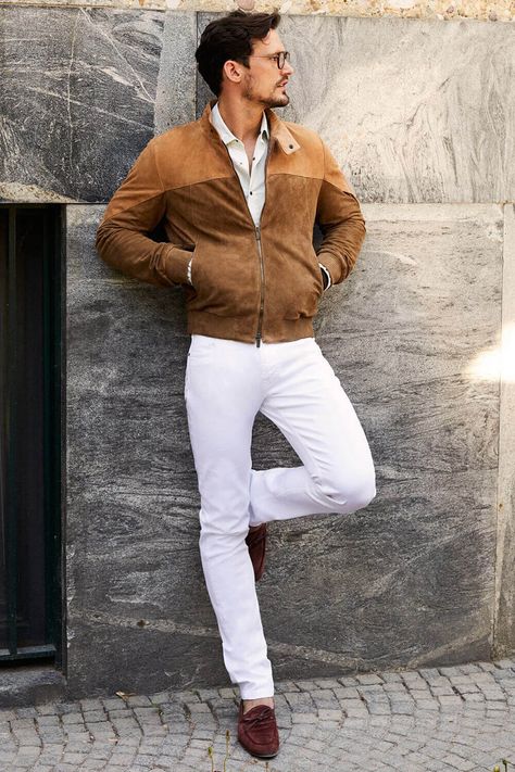 Blue Oxford Shirt, Tan Suede Jacket, Jeans Outfit Men, Outfits Athletic, White Jeans Men, White Jeans Outfit, Shoes Outfit, Outfit Trends, Trending Sneakers