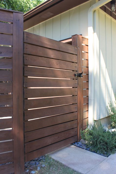 Modern Garden Gates Entrance, Fence With Double Gate, Vertical Fencing Ideas, Slatted Gate, Slat Gate, Slat Fencing, Tor Design, Yard Privacy, Diy Privacy Fence