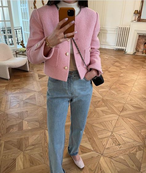 Outfit Saco Rosa, Chanel Cardigan Outfit, Chanel Blazer Outfit, Pink Tweed Blazer Outfit, Pink Tweed Jacket Outfit, Pink Tweed Outfit, Knit Jacket Outfit, Tweed Outfit Women, Pink Cardigan Outfit