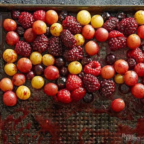 When you make these juicy roasted berries and grapes, you can use them any way you want. We roasted them with brown sugar and cinnamon to give them a warm, comforting flavor, but you can also try a combination of fresh ginger and mint instead. When they’re ready, use them to top a cake, mix them with crème fraîche, or just dive right in and eat them as a snack. Easy Paleo Desserts, Roasted Berries, Healthy Peach Dessert, Ice Cream Truffles, Roasted Fruit, Berry Topping, Cornmeal Cake, Pear Tart, Roasted Apples