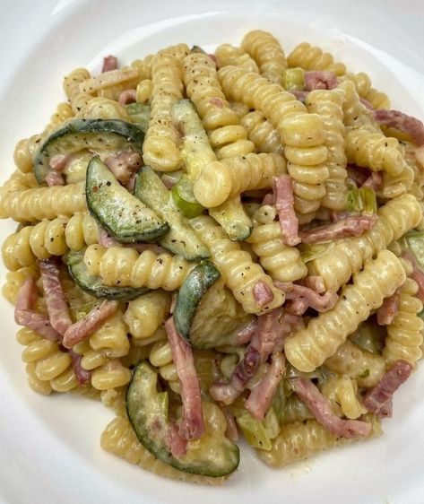 Fusilli con zucchine, speck e robiola: la ricetta - Scoutmenu Diet Healthy Food, Sicilian Recipes, Italy Food, Salty Foods, Pasta Lover, Diet Healthy, Keto Recipe, Cuisine Recipes, I Love Food