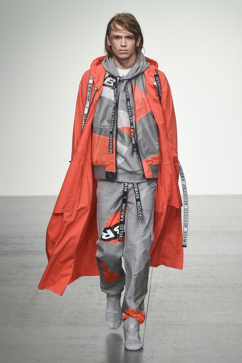 Christopher Raeburn | Menswear - Spring 2018 | Look 1 Menswear 2020, Men Windbreaker, Shoes Fashion Photography, Sport Luxe, Tech Wear, Menswear Trends, Christopher Raeburn, Design Philosophy, Fashion Business Casual