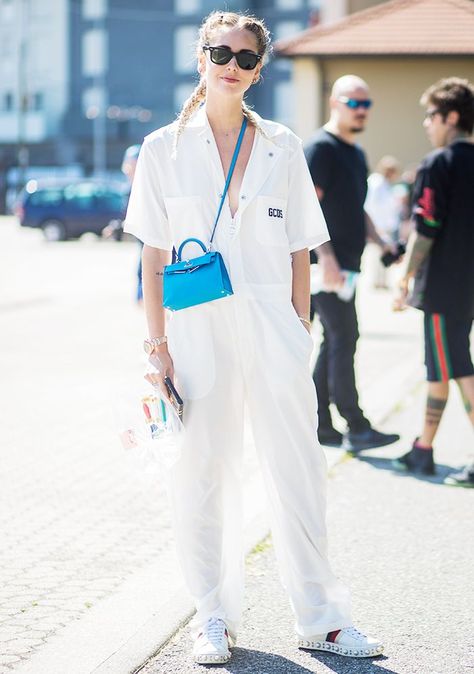 Boiler Suit Street Style, White Utility Jumpsuit, Utility Jumpsuit Outfit, Jumpsuit Ideas, Mens Fashion Country, Fashion Hashtags, Chambray Jumpsuit, Utility Jumpsuit, Blogger Street Style