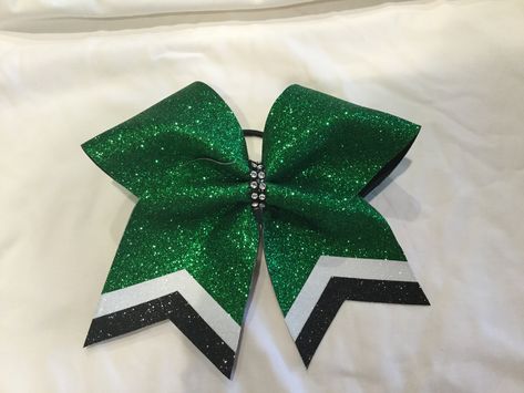 The Kelly Green Glitter Cheer Bows with Combination Tails is handmade with the finest materials for it to last all cheer season long. It is available in a variety of color combinations. This model comes with a black pony attached. This bow measures 7 inches, which is the standard bow size for cheerleading bows. Ready to be in the spotlight? Our cheer bows will make your squad dazzle. This bow comes in different colors. If you don´t find what you are looking for, request a custom order. Check out Sparkly Cheer Bows, Cheer Practice Outfits, Cheer Bows Diy, Football Hair Bows, Cute Cheer Bows, Cheer Season, Glitter Cheer Bow, Cheerleading Bows, Cheerleading Hairstyles