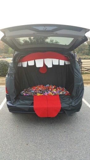 Trunk or treat van Trunk Or Treat Spooky, Trick Or Trunk Ideas, Diy Trunk Or Treat, Diy Trunk, Trunk Decor, Car Decoration Ideas, Trunker Treat Ideas, Halloween Car Decorations, Trunk Ideas