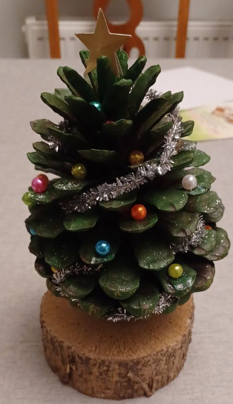 Easy to make large pinecone screwed onto a wood log slice, painted & decorated with mini tinsel & pearlised beads Large Pinecone Crafts, Pinecone Christmas Tree, Wood Log Crafts, Pinecone Christmas, Pinecone Crafts, Painted Pinecones, Pine Cone Art, Cone Crafts, Log Slice