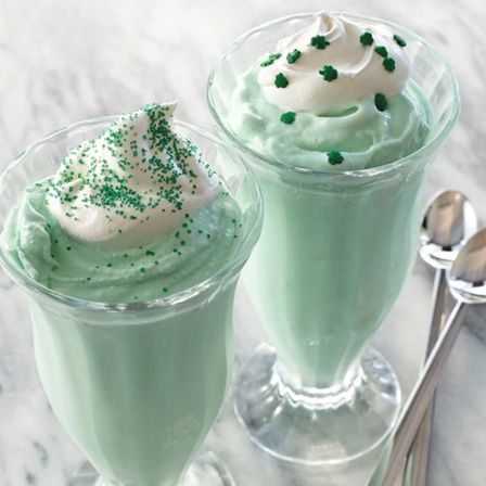 Emerald mint milkshake recipe  Makes 3 servings    Ingredients:    1 pint (2 cups) vanilla ice cream  1 cup milk  1/2 teaspoon McCormick® Pure Peppermint Extract  1/4 teaspoon McCormick® Green Food Color  Whipped cream and green sprinkles (optional) Mint Milkshake, Shamrock Shake Recipe, Shamrock Shake, Milkshake Recipes, Milk Shakes, Green Food Coloring, Think Food, Köstliche Desserts, Shake Recipes