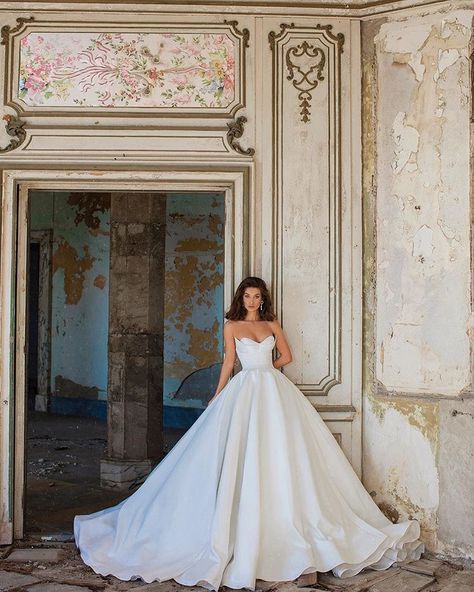 She is a maze with no escape ♥️ Haute Couture MAGIC Style by #Viero #Spring2019Collection Photographer @endritmertiri Model @meggluka… Satin Ballgown Wedding Dresses, White Strapless Wedding Dress, Plain Wedding Dress, Wow Photo, Top Wedding Dress Designers, Couture Wedding Gowns, Satin Wedding Dress, Luxury Wedding Dress, Luxury Bridal