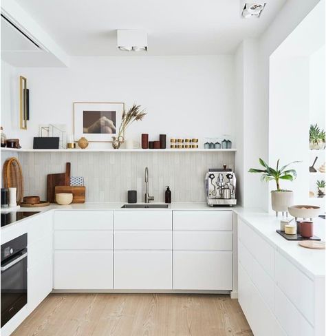 아파트 인테리어, White Modern Kitchen, Kitchen Room Design, Kitchen Furniture Design, Apartment Kitchen, White Kitchen Cabinets, Decor Minimalist, Minimalist Kitchen, White Cabinets