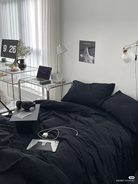 Aesthetic Bedroom Black, Black Minimalist Room, Black And White Bedrooms, Room Aesthetic Dark, Room Ideas Dark, Black And White Bedroom, White Bedrooms, Mens Bedroom Decor, Apartment Deco