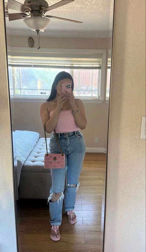 Cute Fresa Outfit, Fresa Aestethic Outfit, Buchi Fresa Outfits For School, Fresa School Outfits, Latina Shorts Outfit, Gender Reveal Outfits For Guest, Outfits With Chanclas, Buchifresa Outfits School, Outfits With Sandals And Jeans