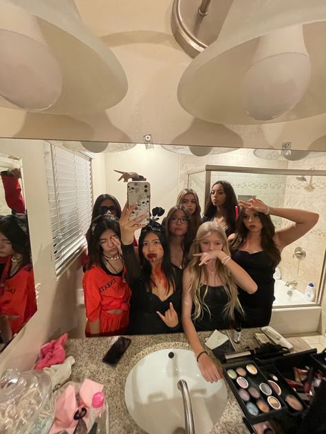 Halloween Party With Friends Aesthetic, Halloween Party Photoshoot, Halloween Parties Aesthetic, Halloween Group Photos, Haunted House With Friends, Halloween Group Pictures, Halloween Ideas Friends, Silly Photo Ideas, Halloween Parties For Teenagers