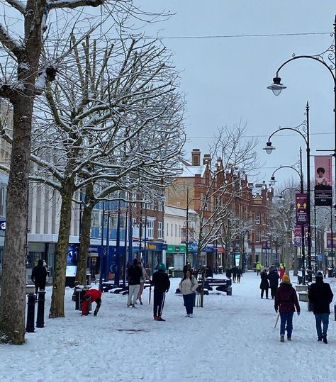 Life In READING, Berkshire 🇬🇧 on Instagram: “Reading Broad Street, Sunday Morning ❄️❄️❄️❄️🥶 #rdg #lovingrdg #rdguk #myrdg #snowing” Reading England, Reading Berkshire, Grammar School, Sunday Morning, Grammar, Street View, England, Reading, On Instagram