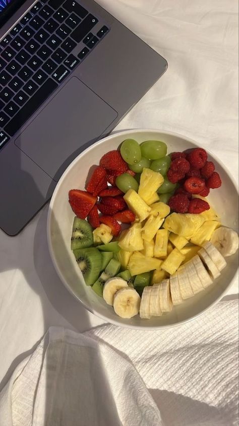 Healthy Fruit Aesthetic, Fruits Bowl Aesthetic, Fruit Salad Aesthetic Instagram, Eating Fruit Aesthetic, Helthy Girl Food, Heathy Food Aesthetics, Fruit Bowl Aesthetic, Frutas Aesthetic, Healthy Food Menu