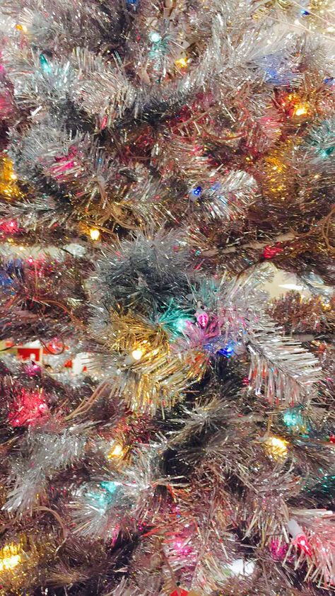 Tinsel Aesthetic, Tinsel Wallpaper, Grinch Wedding, Tinsel Background, Tree Wallpaper Phone, Tinsel Decorations, Christmas Karaoke, Camp Christmas, Maximalist Christmas