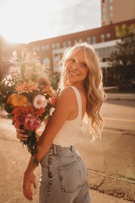 Senior Pictures With Flowers Photo Ideas, Fall Aesthetic Senior Pictures, Senior Pics With Bouquet, Senior Photos Flower Bouquet, Senior Pics With Flower Bouquet, Cute Senior Picture Ideas High Schools, Flower Bouquet Senior Pictures, Senior Picture Ideas Flower Bouquet, Flower Senior Photos