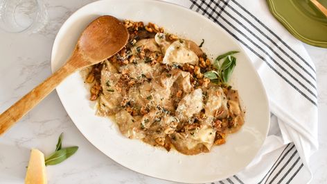 Pear And Gorgonzola, Ravioli Sauce, Dried Pears, Ravioli Filling, Homemade Ravioli, Ravioli Recipe, Roasted Chicken Thighs, Cheese Ravioli, Pear Recipes