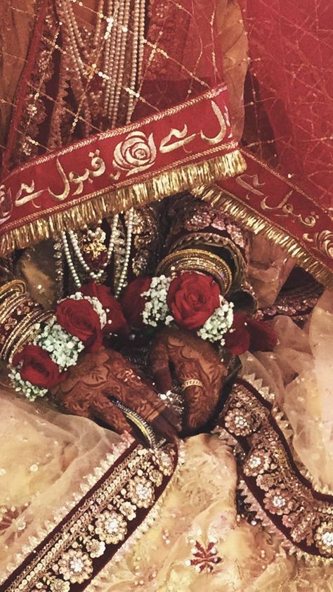 Nikkah Snaps, Baarat Entry, Punjabi Wedding Aesthetic, Eid Looks, Wedding Snapchat, Wedding Card Frames, Bridal Photography Poses, Snap Streak Ideas Easy, Engagement Mehndi Designs