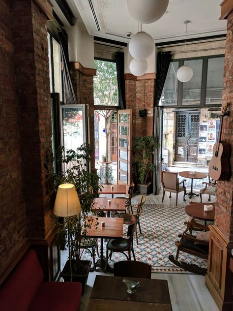 Basement Coffee Shop, 1920s Coffee Shop, London Cafe Interior, Antique Coffee Shop, Indie Coffee Shop, Cottage Core Cafe, Cafe Interior Aesthetic, Italian Coffee Shop, Mini Cafeteria