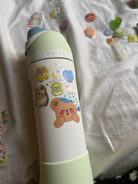 #owala #kpop #sanrio #cute #maximalism #stickers #kitty #newjeans Kpop Sanrio, Trendy Water Bottles, Stylish School Bags, School Bag Essentials, Backpack Essentials, Inside My Bag, Cute Water Bottles, Cute School Supplies, Maximalism