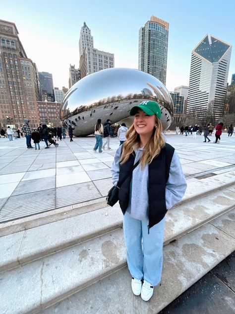 Chicago In The Winter Outfit, Outfit Inspo For Chicago Winter, December Chicago Outfits, Modest Nyc Outfits, Rainy Chicago Outfit, Cold Chicago Outfits, City Winter Outfit Chicago, Winter Outfit Chicago, Green Hat Outfit Winter