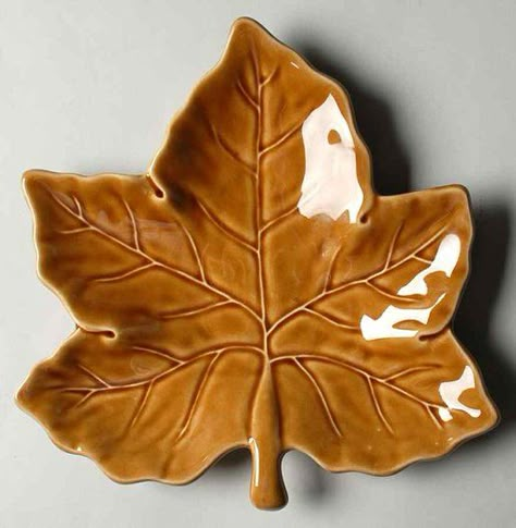 Autumn Pottery, Clay Leaf, Clay Christmas Decorations, Ceramic Leaf, Fine China Dinnerware, Leaf Plate, Diy Pottery Painting, Advanced Ceramics, Leaf Plates