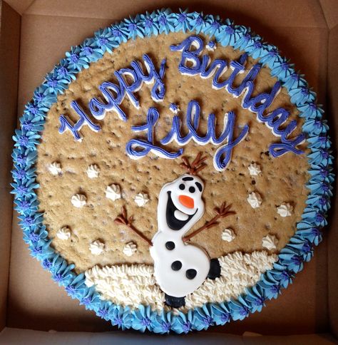 Frozen cookie cake Frozen Cookie Cake, Frozen Cookies Disney, Cookie Cake Ideas, Giant Cookie Cake, Princess Amber, Cookie Cake Decorations, Cookie Cake Designs, Disney Frozen Party, Birthday Fit