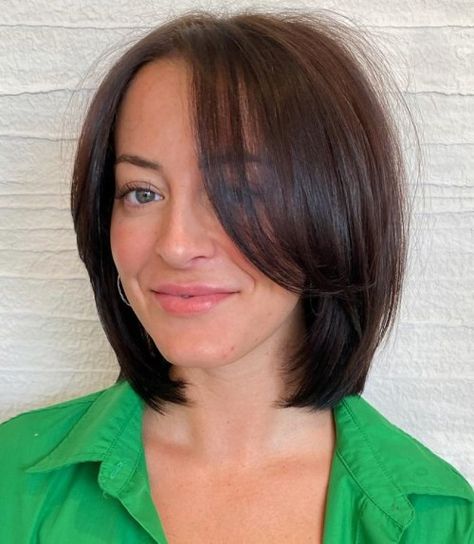 Bob with Long Curtain Bangs for Straight Hair Haircuts Shaggy Layers, Swoopy Bangs, Haircuts For Frizzy Hair, Feathered Bob, Hairstyles For Summer, Hairstyles For Straight Hair, Light Curls, Choppy Bob Haircuts, Textured Haircut