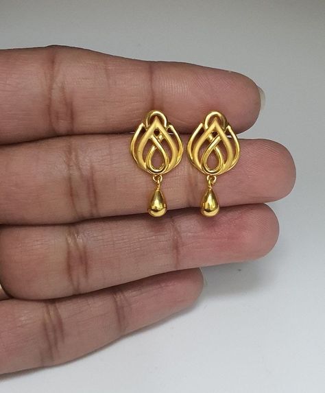 Trendy Gold Necklace, Gold Flower Design, Small Earrings Gold, Aesthetic Edgy, Unique Gold Jewelry Designs, Simple Gold Earrings, Earring Styles, Gold Bangles For Women, New Gold Jewellery Designs