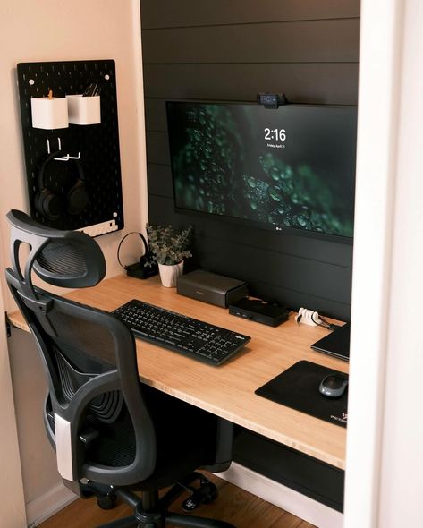 Creative Niche🔥 📸: @kyleback8 Step into the world of sleek and modern desk setups with our latest feature! Explore the productivity-enhancing designs of our community. 💻 @modtecups Disclaimer: We don’t own this content. The original owner(s) of this content is mentioned above. ___________ #modtecups #moderndesk #minimalistworkspace #aestheticdesign #sleekoffice #aestheticsetup #DIYprojects #homedecor #minimalism #deskgoals #desksetup #productivespaces #minimalsetup #deskinspiration #deskt... Guest Bedroom Closet, Wfh Office, Desk Nook, Gaming Bedroom, Sleek Office, Desk Setups, Small Space Office, Desk Area, Desktop Setup