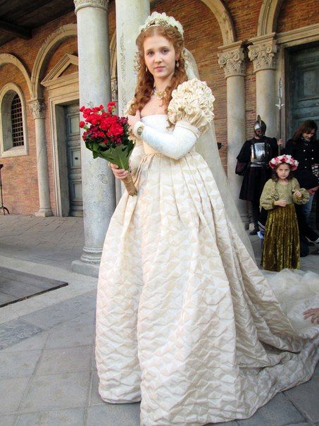 Isolda Dychauk on the set of Borgia season 3 Isolda Dychauk Lucrezia Borgia, Lucretia Borgia, 15th Century Fashion, Lucrezia Borgia, Wedding Movies, Historical Women, Oh God, Vintage Fashion Photography, Period Costumes