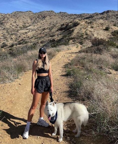 Summer Dog Walking Outfit, Dog Walker Aesthetic, Dog Walk Outfit, Walking Outfit Outdoor, Trail Outfits, Summer Camp Outfits, Dog Walking Outfit, Wander Outfit, Daisy Calloway