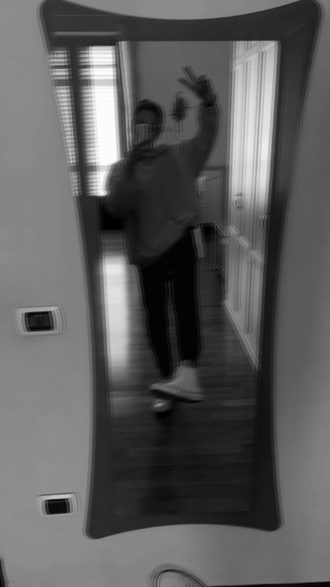 Photo In Front Of The Mirror, Blur Picture, Circle Mirror, Pose Idea, Mirror Pics, Funny Profile, Mirror Pic, Funny Profile Pictures, Profile Pictures