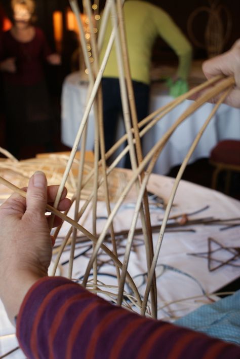 How to make a willow Christmas angel - From Britain with Love Willow Star Diy, Willow Angel, Making Baskets, Basket Weaving Patterns, Willow Weaving, Weaving Projects, Christmas Angel, Wire Sculpture, Willow Tree