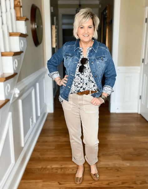 Beige Capris Outfit, What To Wear With Beige Pants, Styling Beige Pants, Transitional Clothing, Tania Stephens, Friday Style, Khaki Pants Outfit, Spring Pants, Over 40 Fashion