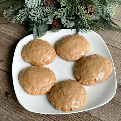 Tomato Cookie Recipe Tomato Cookies, Easy Homemade Icing, Roasted Tomato Salsa Recipe, Fresh Tomato Sauce Recipe, How To Store Tomatoes, Homemade Icing, Canning Crushed Tomatoes, Fresh Tomato Recipes, Varieties Of Tomatoes