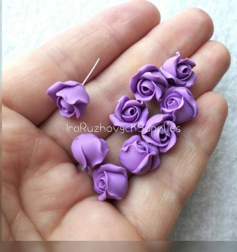 Polymer clay floral beads Clay Flower Making, Polymer Clay Beads Diy, Fimo Diy, Polymer Clay Tutorials, Diy Polymer Clay, Polymer Flowers, Flowers Lavender, Polymer Clay Flower Jewelry, Polymer Clay Jewelry Diy