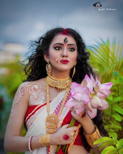 Bridal Makeup Pictures, Durga Ma, Amazing Dp, Indian Bride Makeup, Bridal Art, Bengali Bridal Makeup, Gals Photos, Navratri Images, Indian Goddess